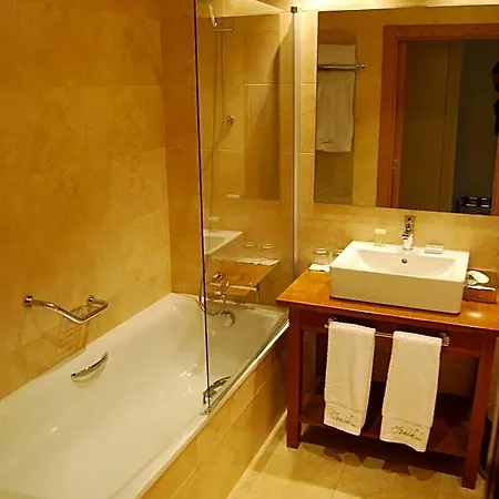 Komentu Maitea Hotel 4*