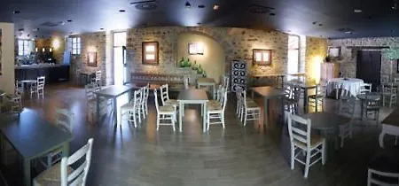 Komentu Maitea Hotel