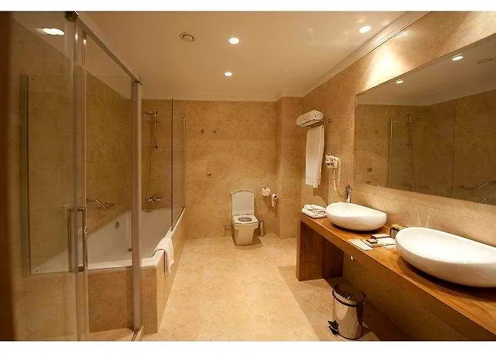 Komentu Maitea Hotel